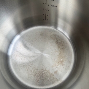 Auf dem Boden des Behälters des Instant Pot Pro Crisp befinden sich leichte Verschmutzungen