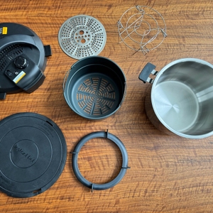 Das Zubehör des Instant Pot Pro Crisp liegt auf einem Tisch