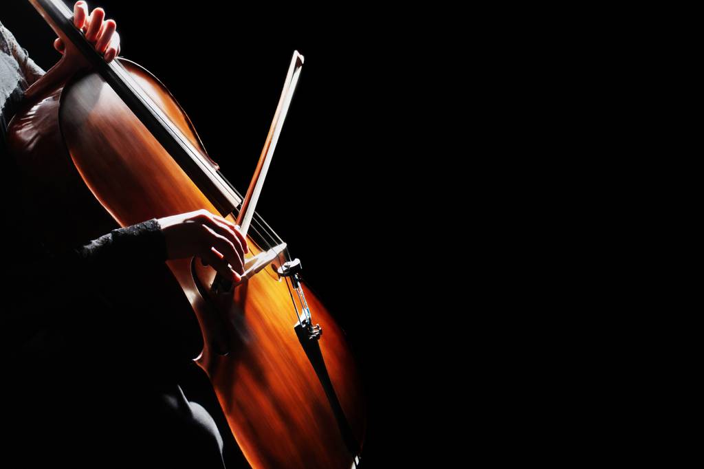 Eine Person spielt Cello.
