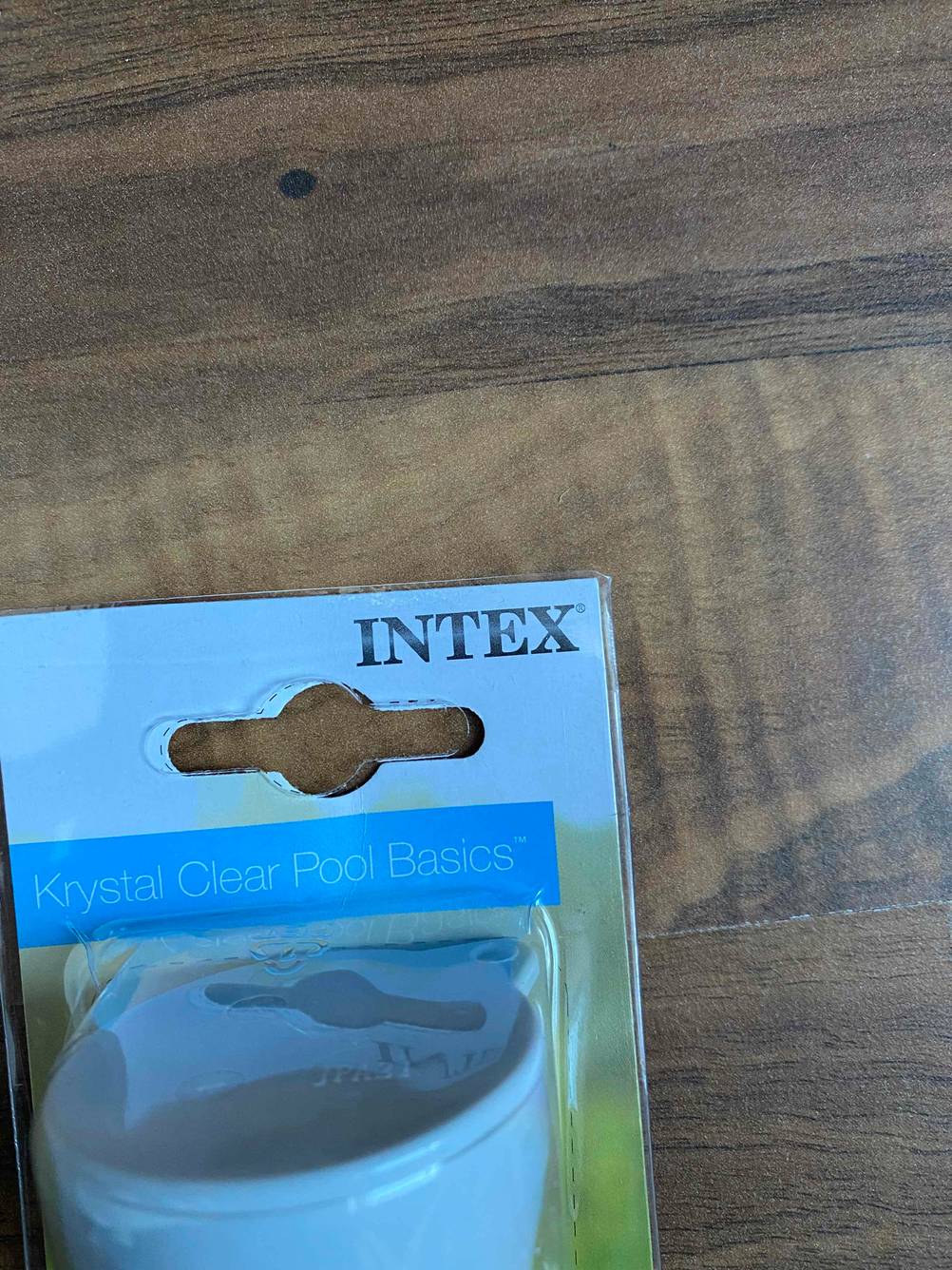 Im Test: Nahaufnahme des Markennamens auf der Verpackung eines Poolthermometers auf einer Holzfläche.