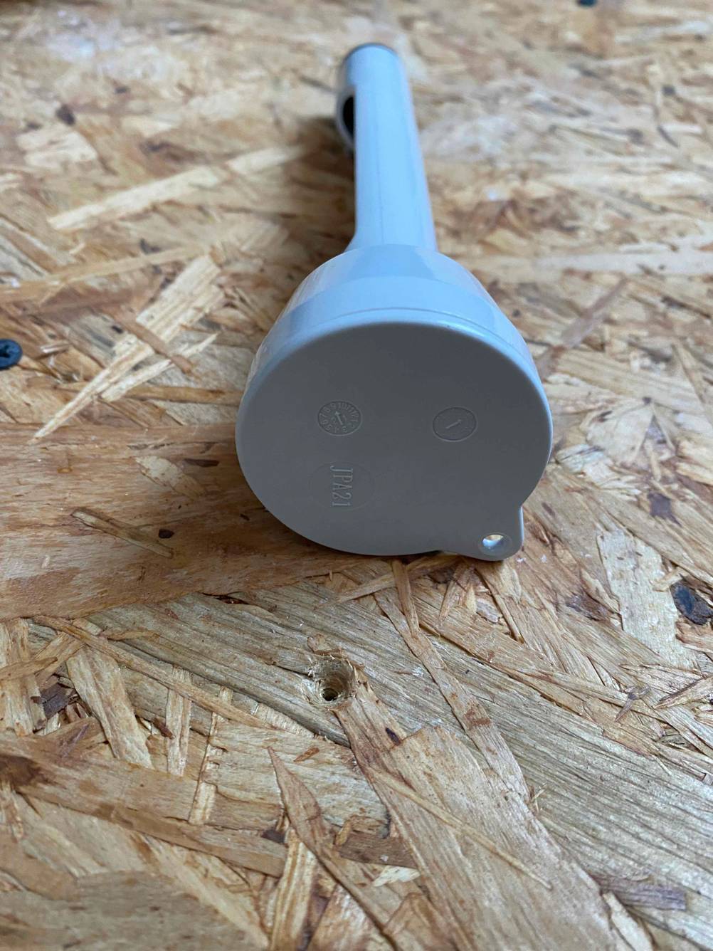 Poolthermometer getestet: Nahaufnahme des Kopfteils eines Poolthermometers auf einer Holzfläche.