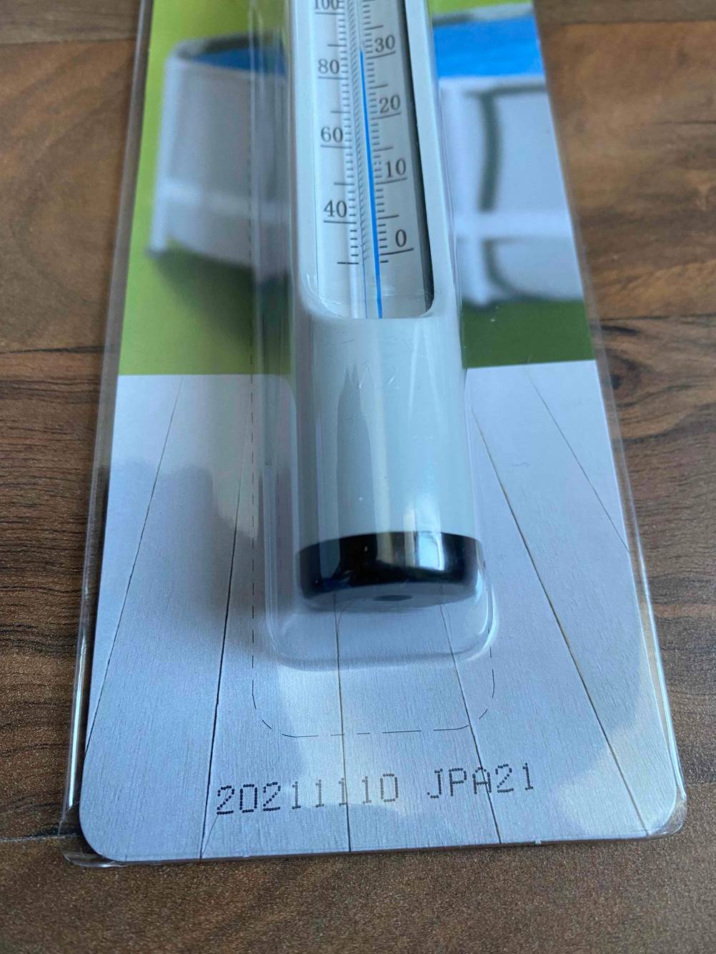 Nahaufnahme des unteren Teils einer Originalverpackung des getesteten Poolthermometers mit Aufdruck.