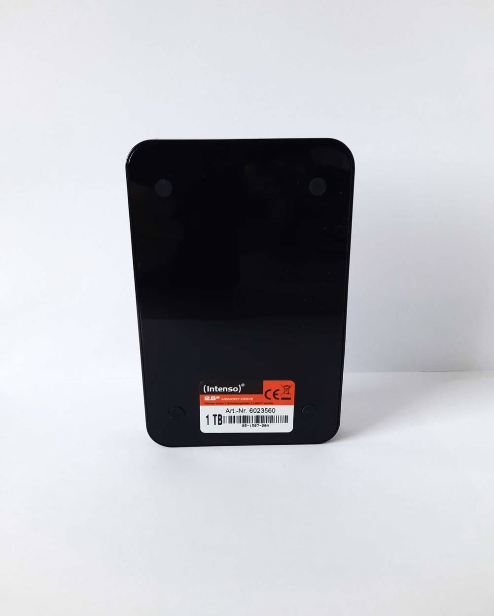 Im Test: Eine Festplatte von hinten mit Infoaufkleber mit Artikelnummer auf einer hellen Fläche.
