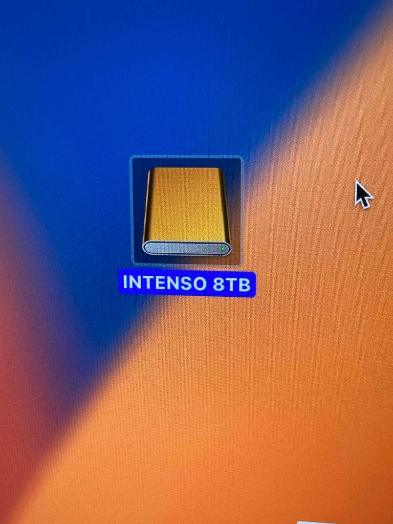 8-TB-Festplatte im Test: orange-blaues Design mit Intenso-Logo.