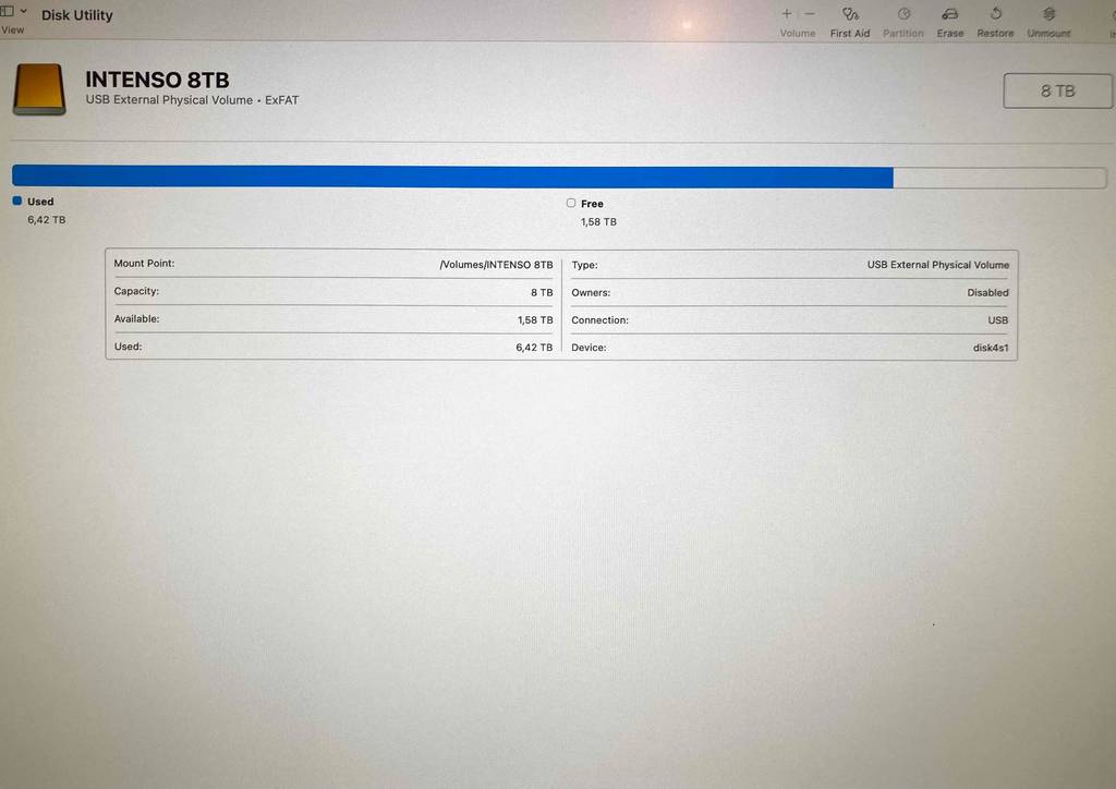 Schnittstellen-Übersicht einer getesteten 8-TB-Festplatte von Intenso.