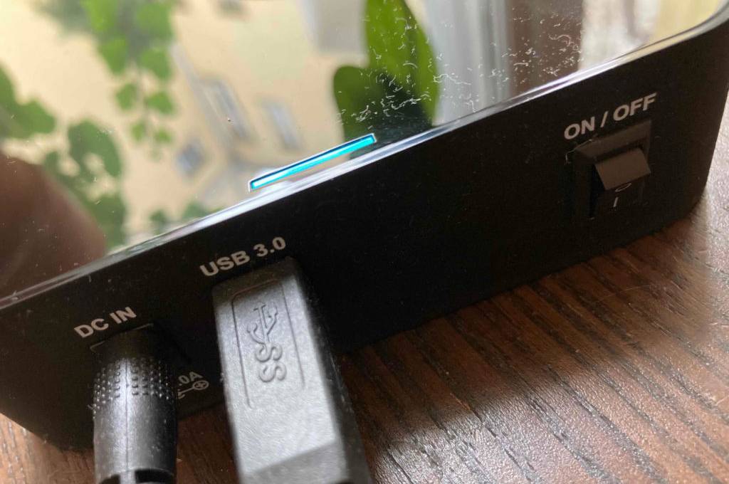 8-TB-Festplatte-Test: Nahaufnahme von Festplattenanschlüssen und Einschaltknopf.