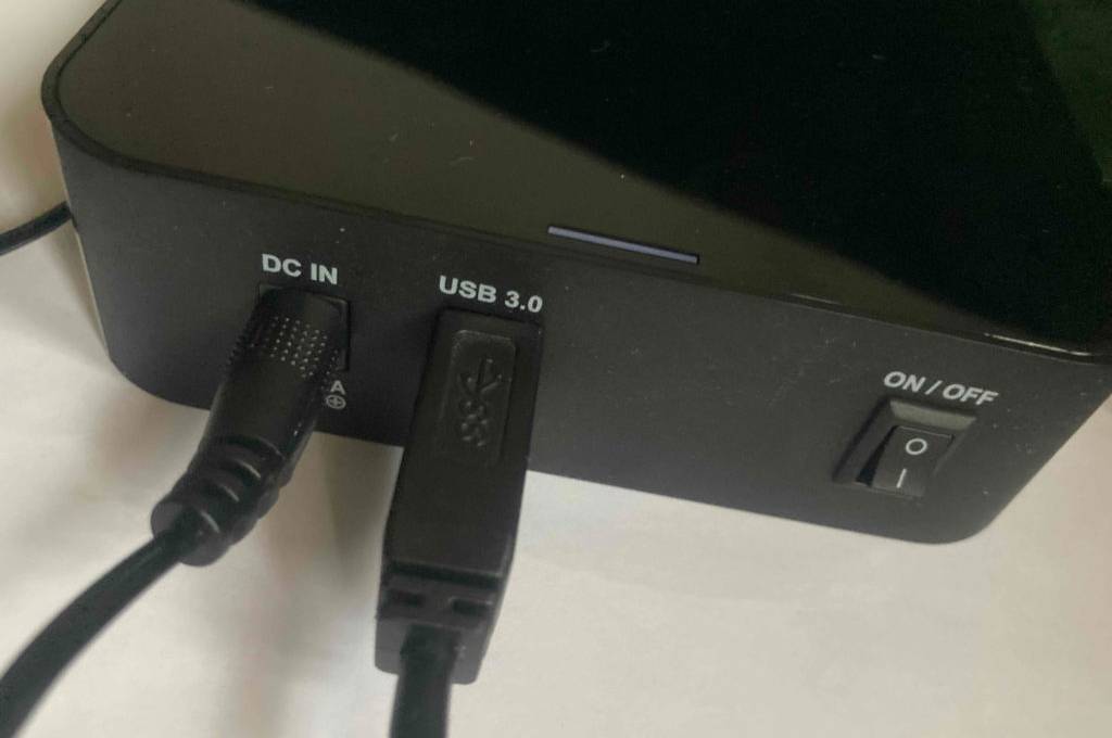 8-TB-Festplatte im Test: Detailansicht von Anschlüssen USB und DC IN sowie Einschaltknopf eine schwarzen, externen Festplatte.