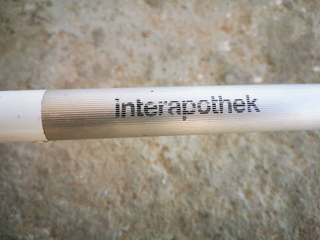 Detailansicht der Markennamens auf einer Aluminium-Krücke im Test.