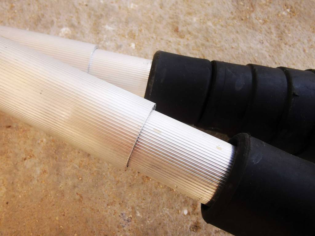 Ansicht des Verlängerungsbereichs zweier getesteter Krücken aus Aluminium mit schwarzen Gummifüssen.