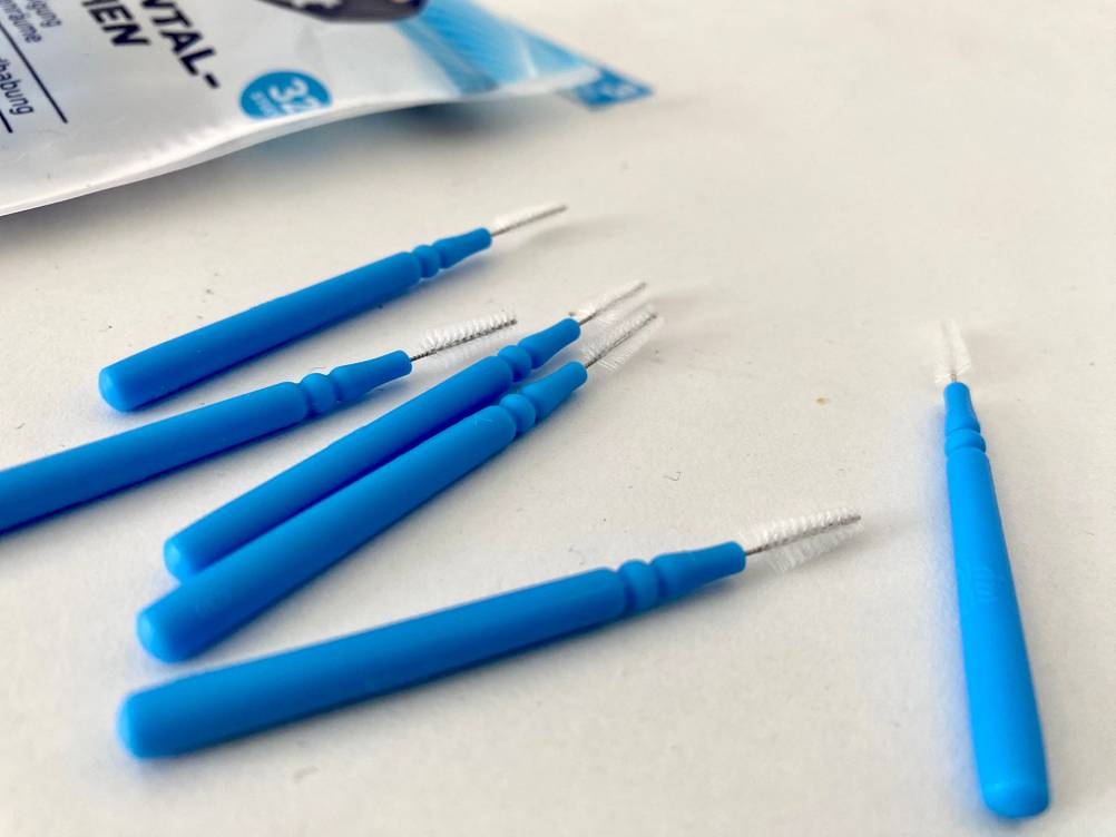 Im Test: Nahaufnahme der Interdentalbürsten auf einer hellen Fläche.