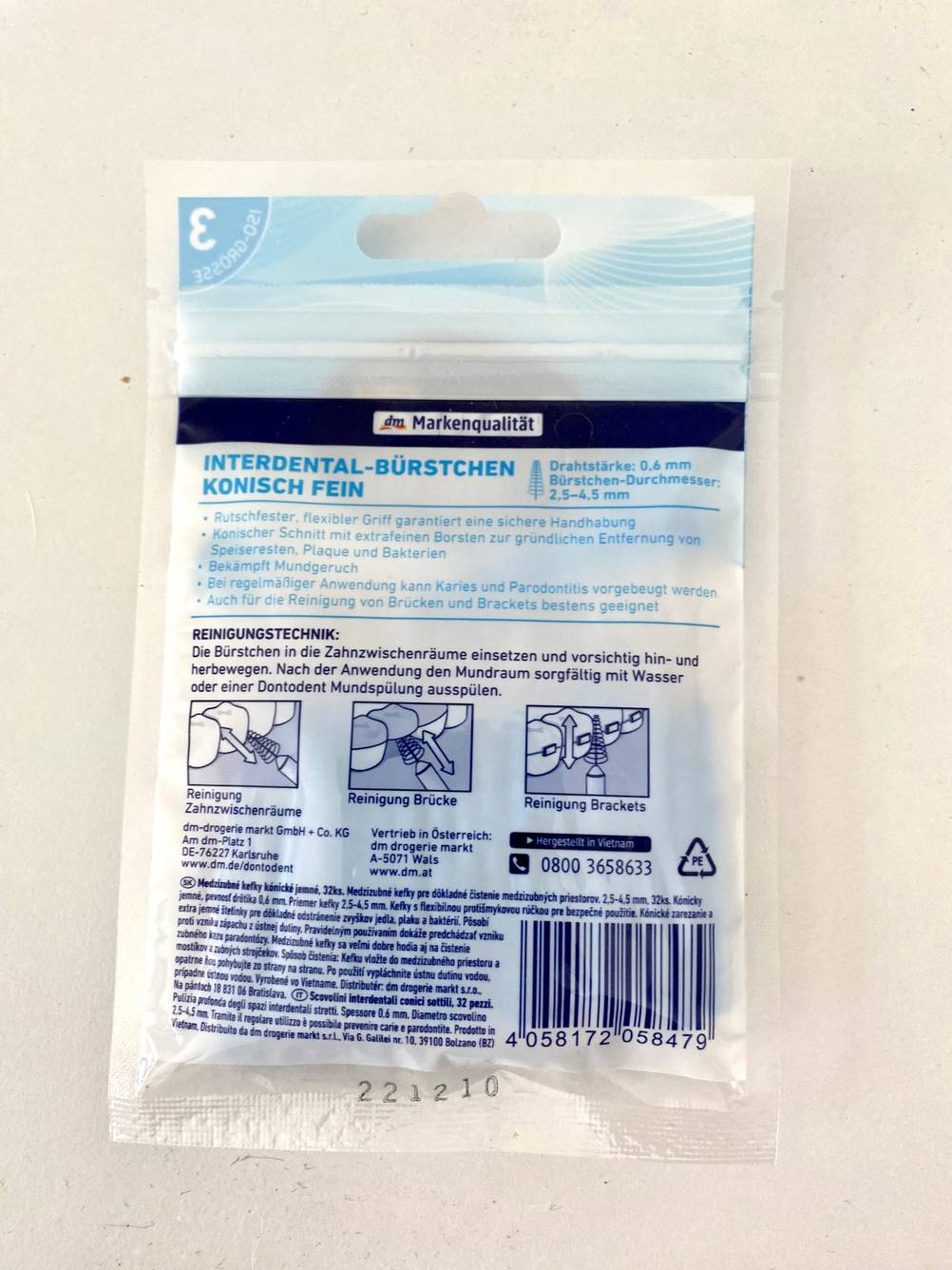 Rückseite einer Packung der getesteten Interdentalbürsten auf einer hellen Fläche.