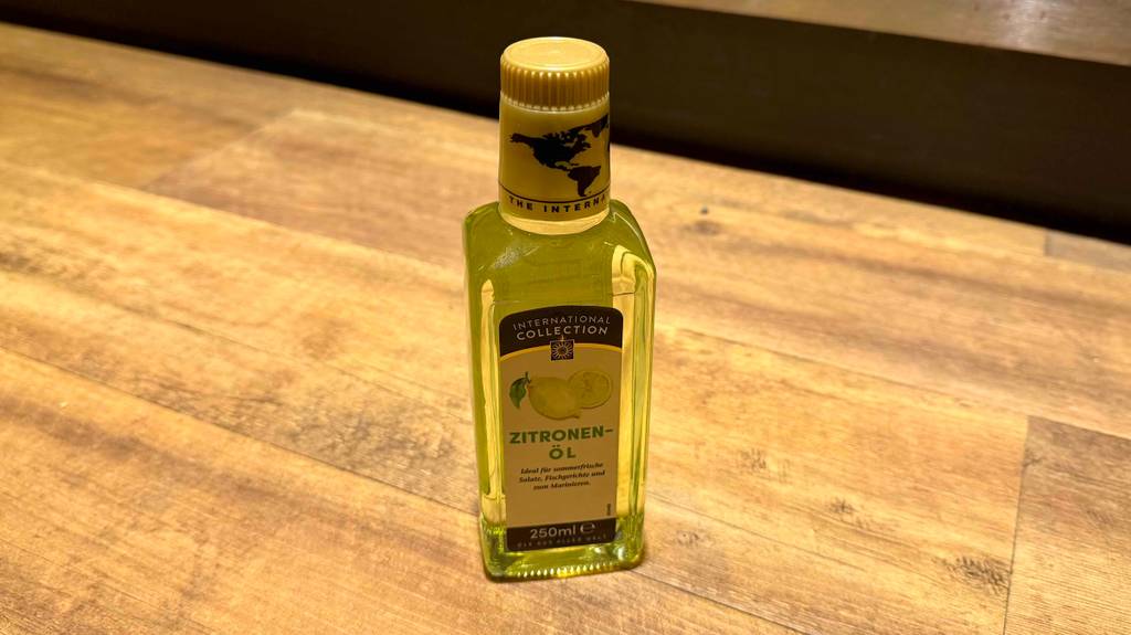 Zitronenöl-Test: Eine Flasche Öl steht auf einer Holzfläche.