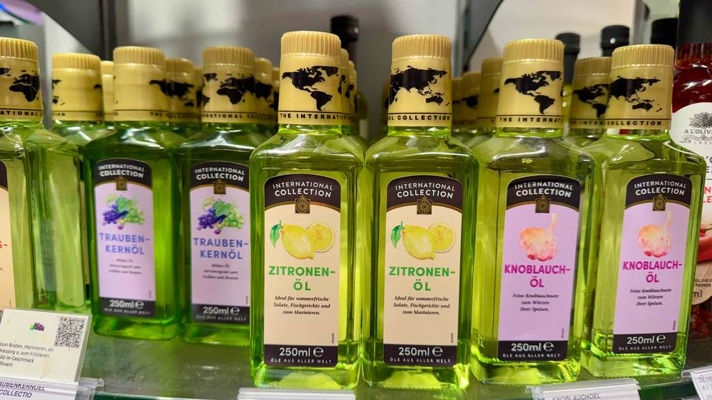 Getestet: Zitronenöl und Öl mit anderen Geschmacksrichtungen befinden sich in 250-ml-Flaschen der Marke »International Collection« auf einem Verkaufsregal.