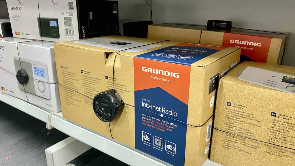 Verpackung von einem getestetem Internetradio befindet sich auf einem Regal.