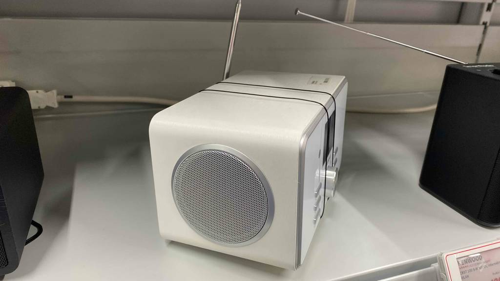 Internetradio im Test: Auf dem Regal befindet sich ein weißes Internetradio.