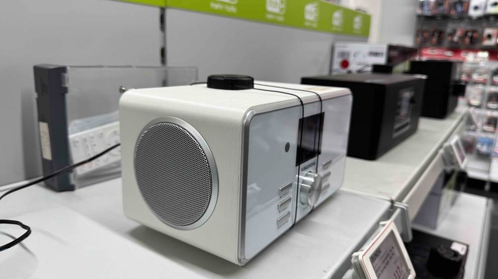 Seitenansicht des getesteten Internetradio (weiß) mit Lautsprecher.