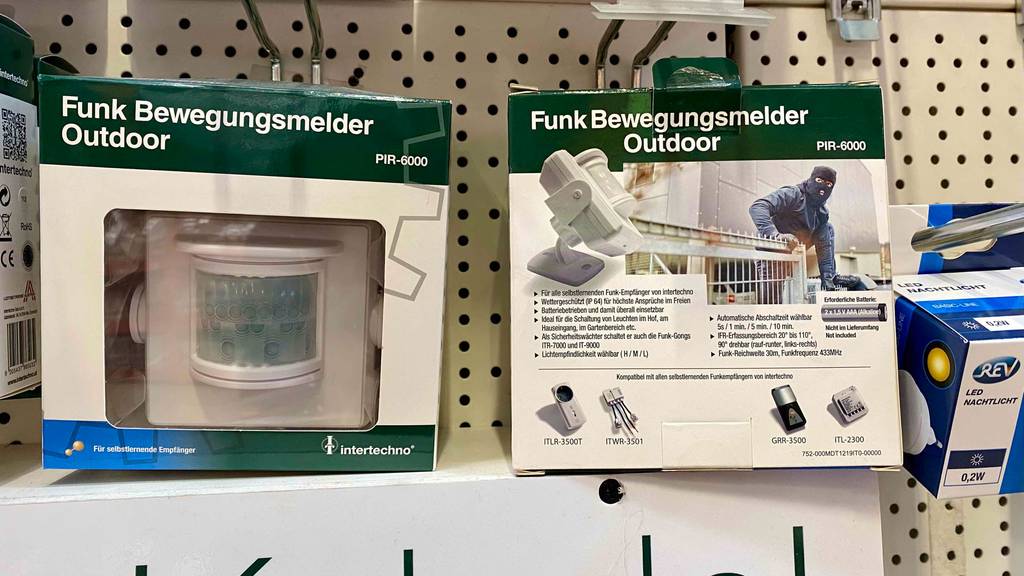 Bewegungsmelder-Test: eine weiße Verpackung eines Funk-Outdoor-Bewegungsmelders von Intertechno steht auf einem Verkaufsregal.