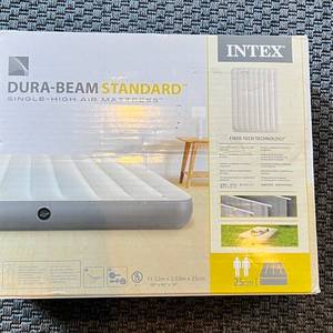 Der Karton der Intex 64103 liegt auf einem Teppich.