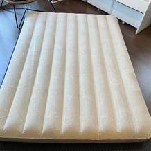 Die vollständig aufgepumpte Intex 64103 liegt auf einem Teppich