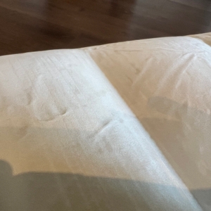 Der Stoff der Intex 64103 in Nahaufnahme.