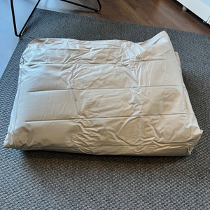 Die Intex 64103 liegt halb mit Luft gefüllt auf einem Teppich.