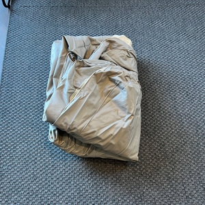 Die Intex 64103 grob zusammengefaltet auf einem Teppich.