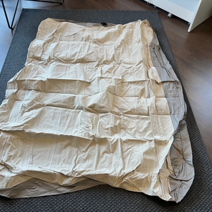 Die nicht aufgepumpte Intex 64103 liegt auf einem Teppich.