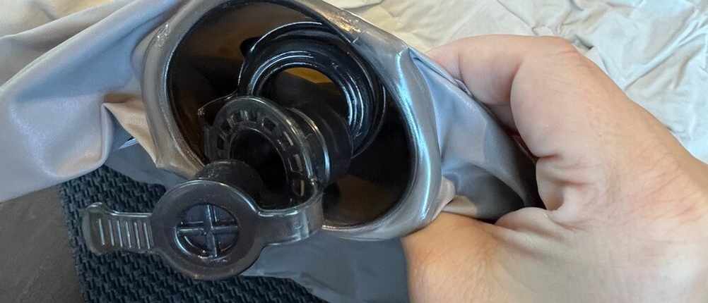 Eine Hand hält den Lufteinlass der Intex 64103 fest.