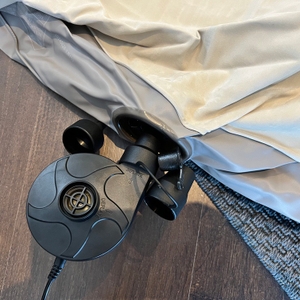 Eine elektrische Luftpumpe am Lufteinlass der Intex 64103.