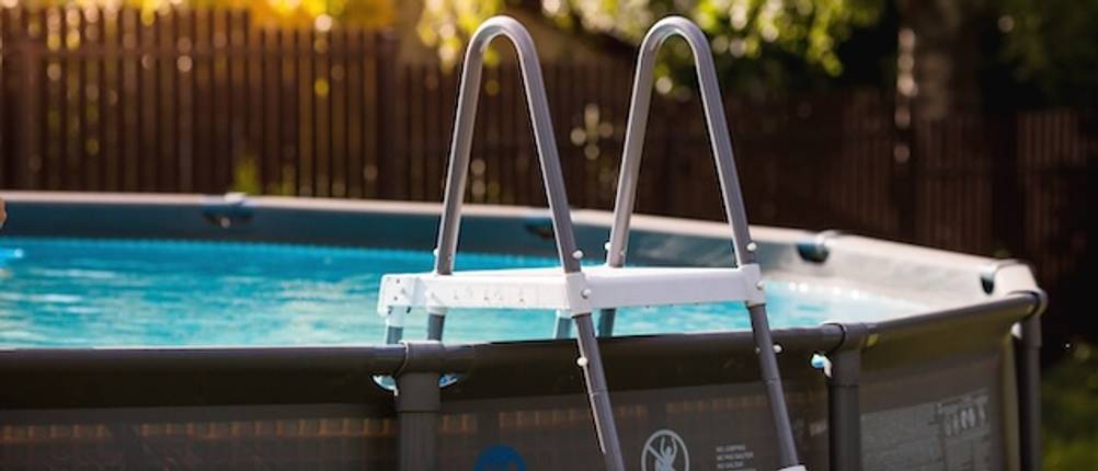 Intex-Pool-Test: Nahaufnahme einer Poolleiter, die in einen Frame-Pool führt.