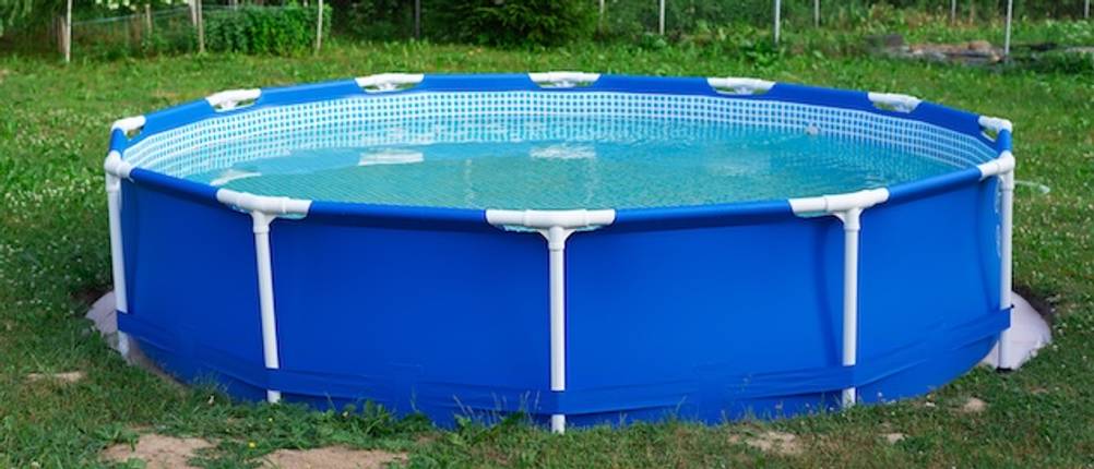 Intex-Pool-Test: Ein blauer Frame-Pool mit Wasser auf einer Grünfläche.