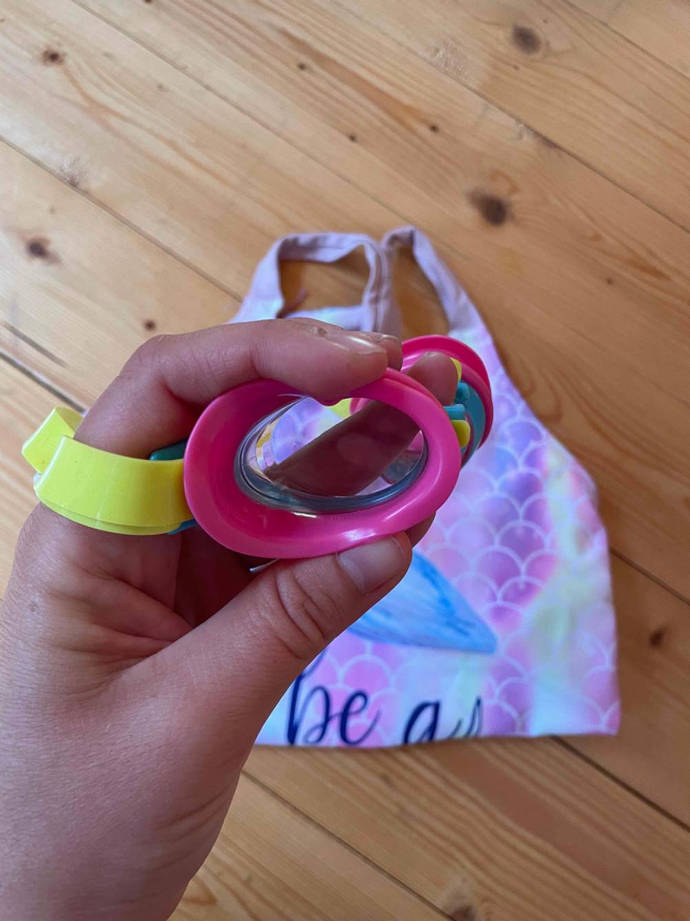 Getestet: Hand hält eine Hälfte einer Schwimmbrille für Kinder und zeigt die Innensicht.