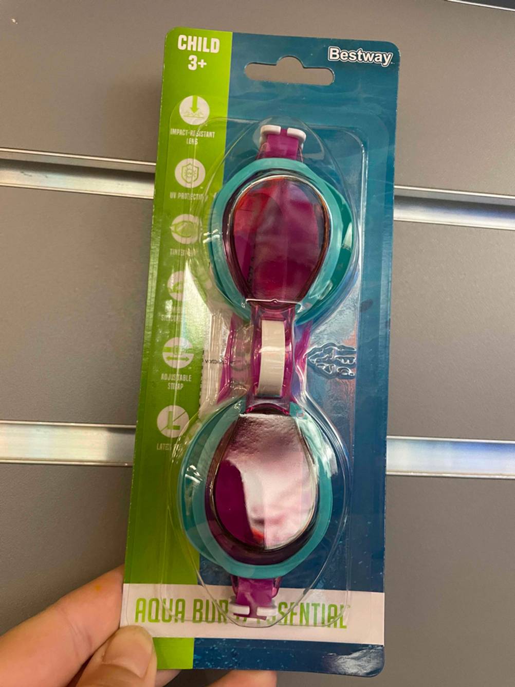 Schwimmbrille für Kinder im Test: Hand hält eine Brille in Originalverpackung.