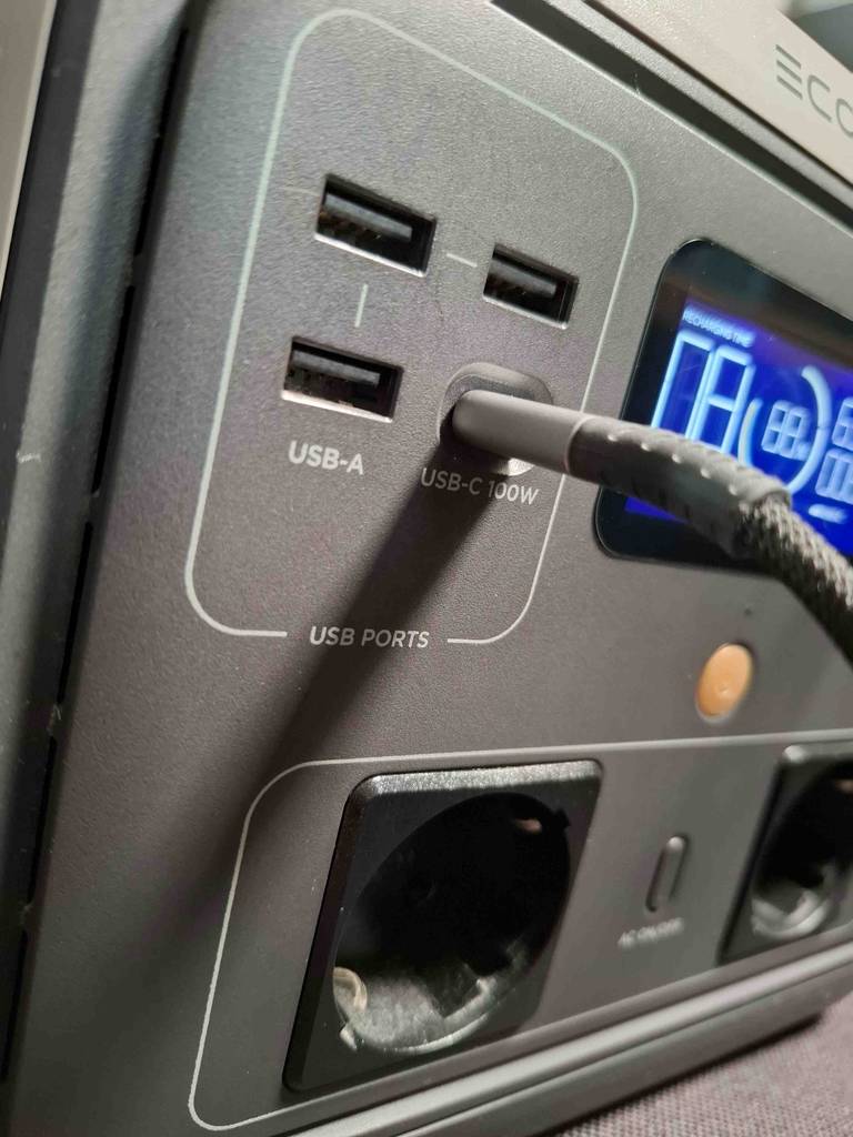 Das graue getestete USB-C-Schnellladekabel steckt in einem elektronischen Apparat in der USB-Buchse.