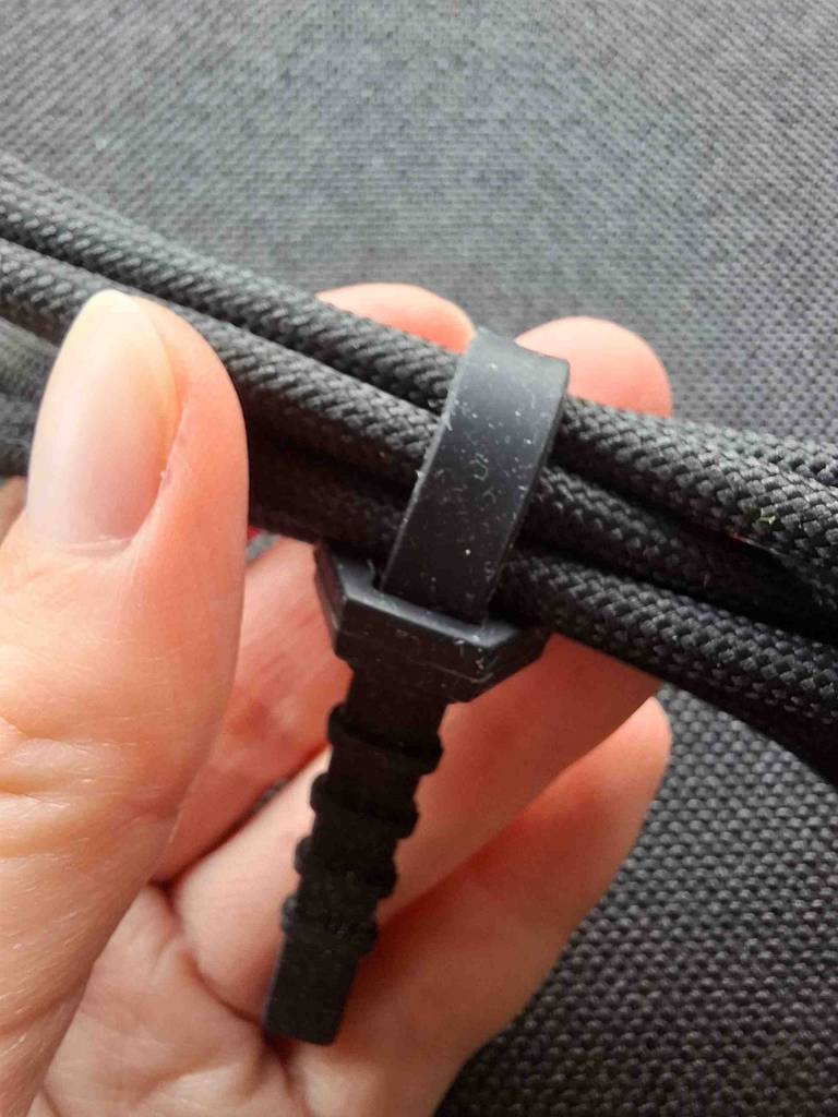 Das mit grauem Gewebe ummantelte USB-C-Schnellladekabel im Test liegt in einer Hand.