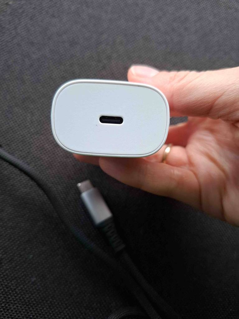 Nahaufnahme der USB-Buchse an einem Ladegerät für das getestete USB-C-Schnellladekabel.