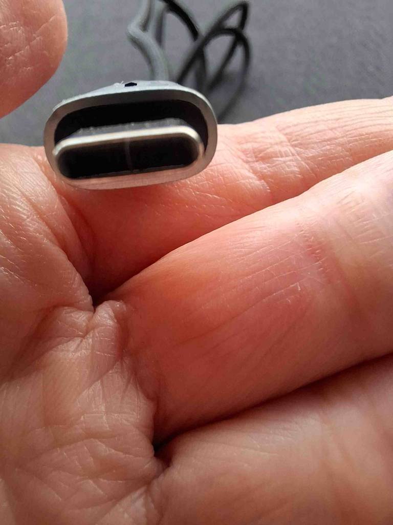 Das USB-C-Schnellladekabel im Test liegt, mit Fokus auf dem Stecker, auf einer Hand. 