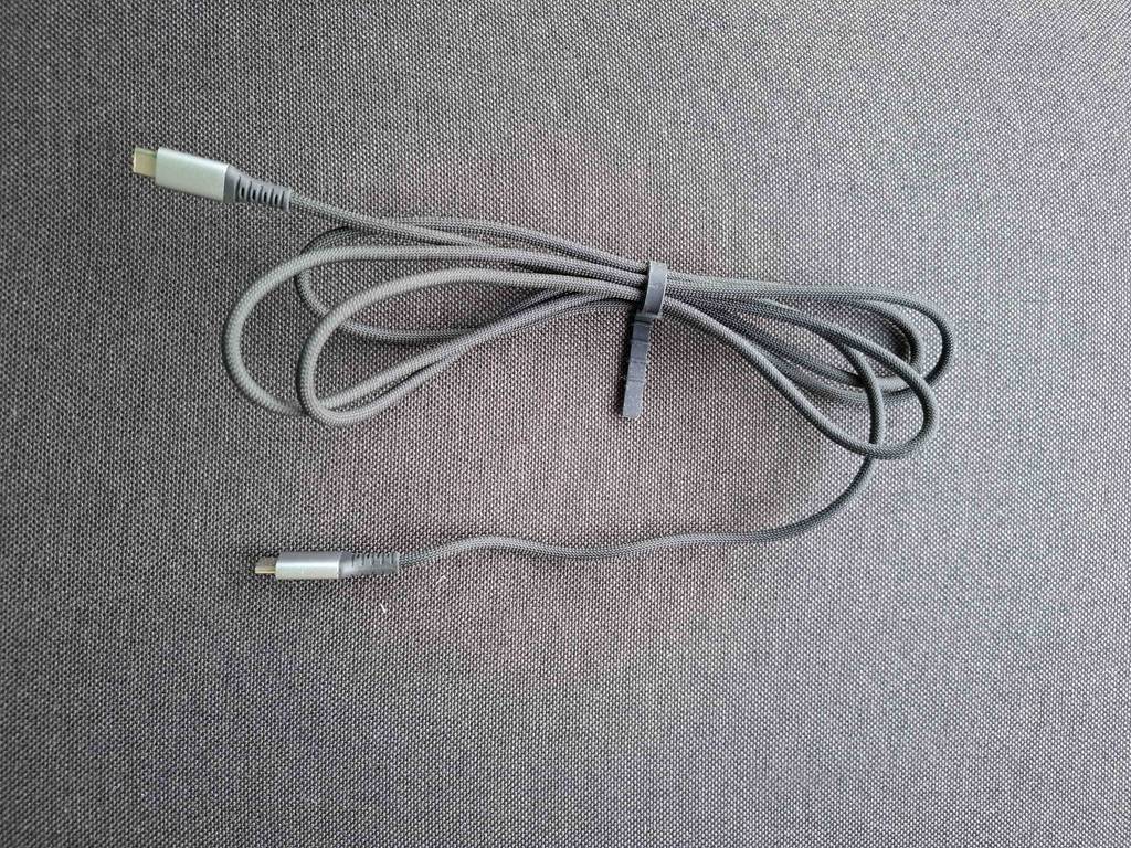 Im Test: Das graue USB-C-Schnellladekabel liegt auf einem grauen Stoffgewebe.