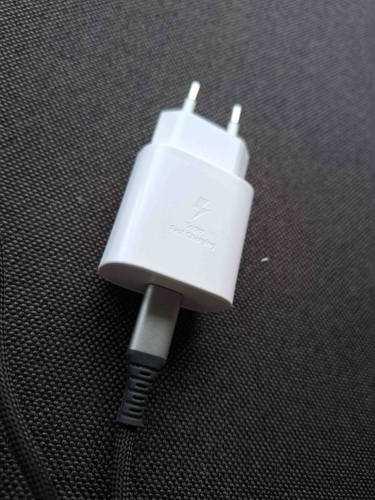 Im Test: Das graue USB-C-Schnellladekabel befindet sich in einem weißen Akkuladegerät.