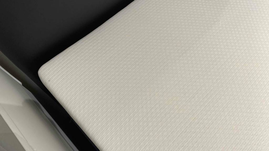 Im Test: Eine Ecke eines Toppers 120x200 von oben betrachtet.