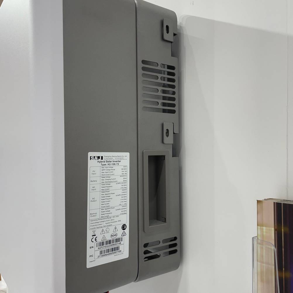 Der getestete Inverter-Stromerzeuger ist an der Wand befestigt.