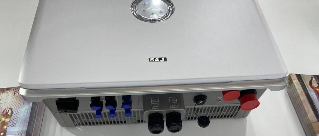 Auf dem getesteten Inverter-Stromerzeuger sind verschiedene Schalter angebracht.