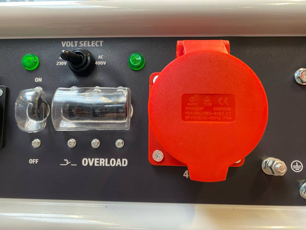 Getestet: Detailaufnahme Bedienelemente und Anschlüsse eines Inverter-Stromerzeugers.
