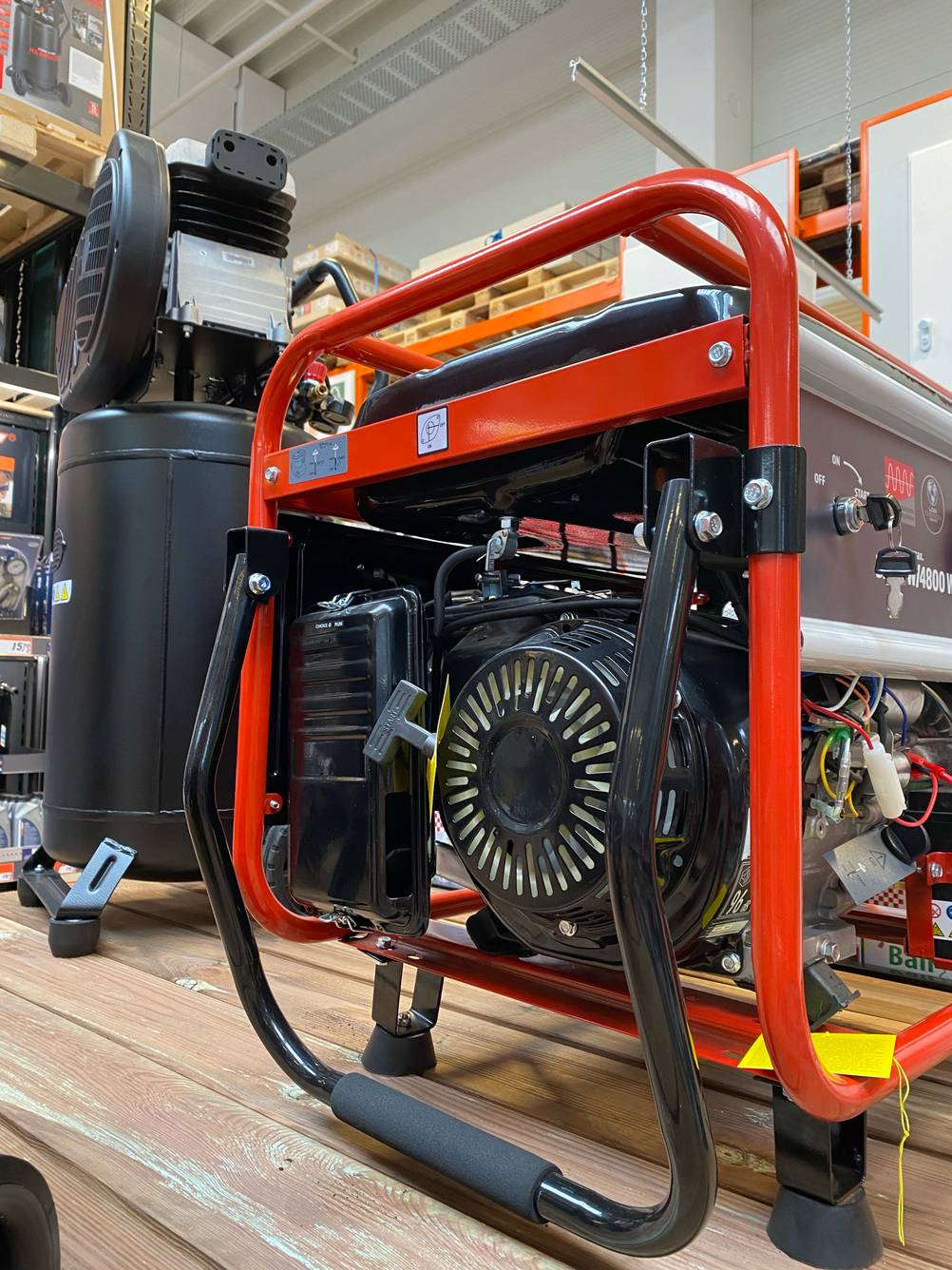 Inverter-Stromerzeuger getestet: Ein Gerät von der Seite mit Fokus auf den Motor.