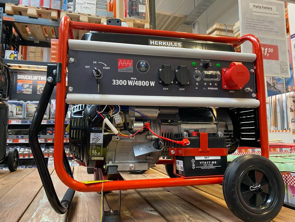 Ein getesteter Inverter-Stromerzeuger von der Seite mit Bedienelementen und Anschlüssen in einer Verkaufsfläche.
