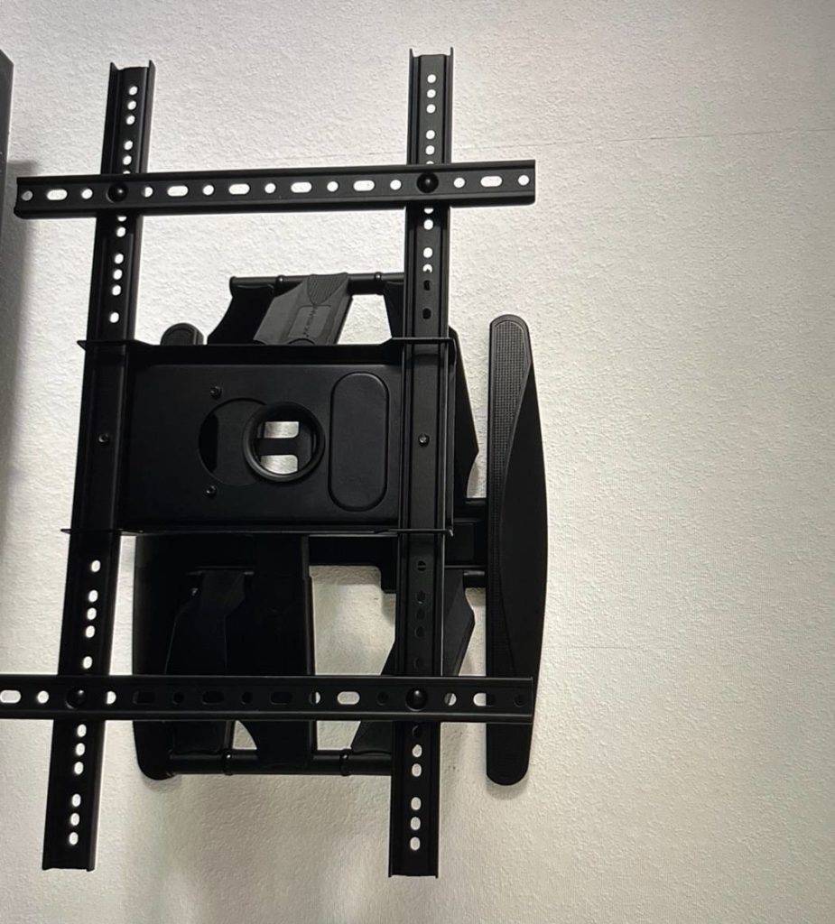 Ansicht auf eine an der Wand befestigte schwarze TV-Wandhalterung im Test.