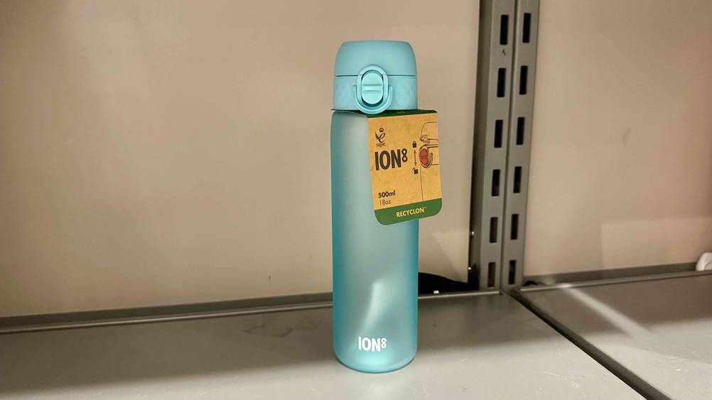 Getestet: Eine ion8-Trinkflasche in einem Regal stehend.