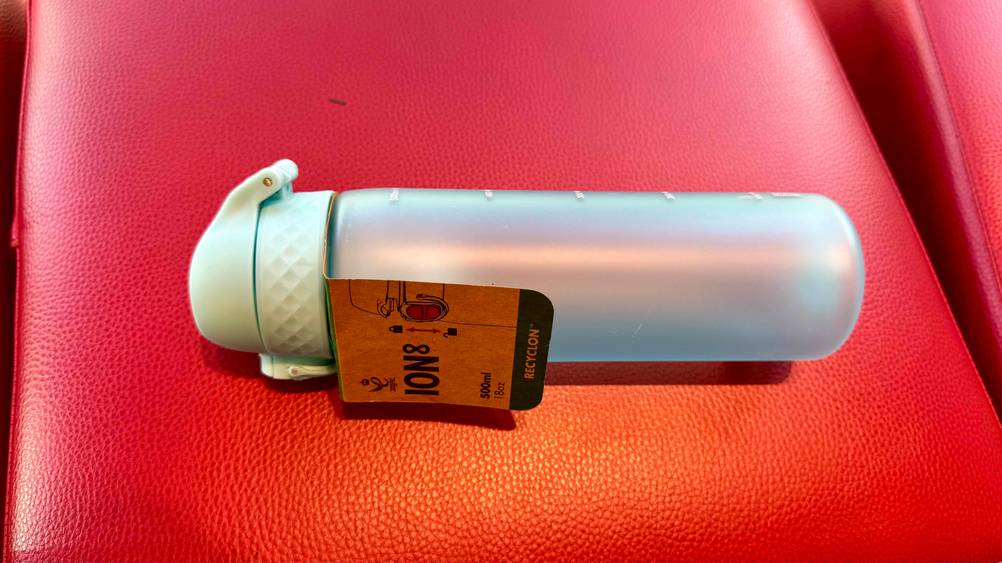 Auf einer roten Fläche liegt horizontal eine ion8-Trinkflasche im Test.
