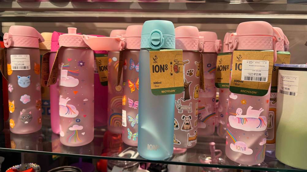 ion8-Trinkflasche im Test: Mehrere Flaschen stehen in einem Verkaufsregal.