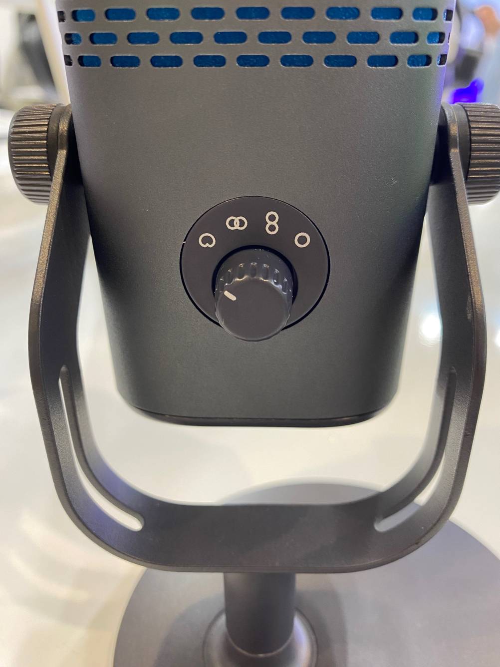 Im Test: Einstellungsrad im Detail eines USB Kondensatormikrofons.